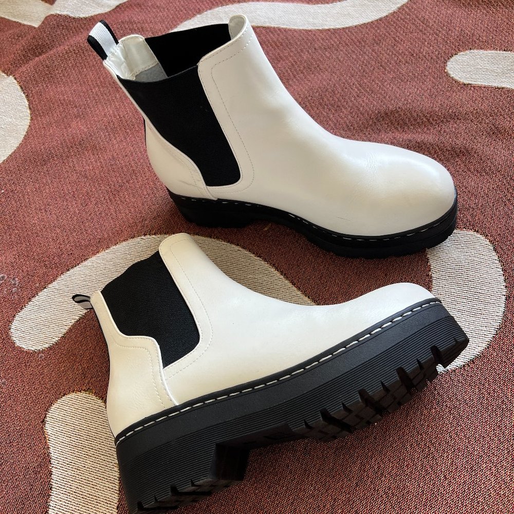 Mia Cayson Chelsea Boot Women's Size 9 M, White/Black Elastic Gore